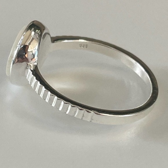 Mother of Pearl Sterling Silver Ring - Picture 9 of 10